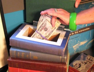 Ξεχάστε τους διαρρήκτες: Αυτά είναι τα καλύτερα σημεία για να κρύψετε χρήματα στο σπίτι